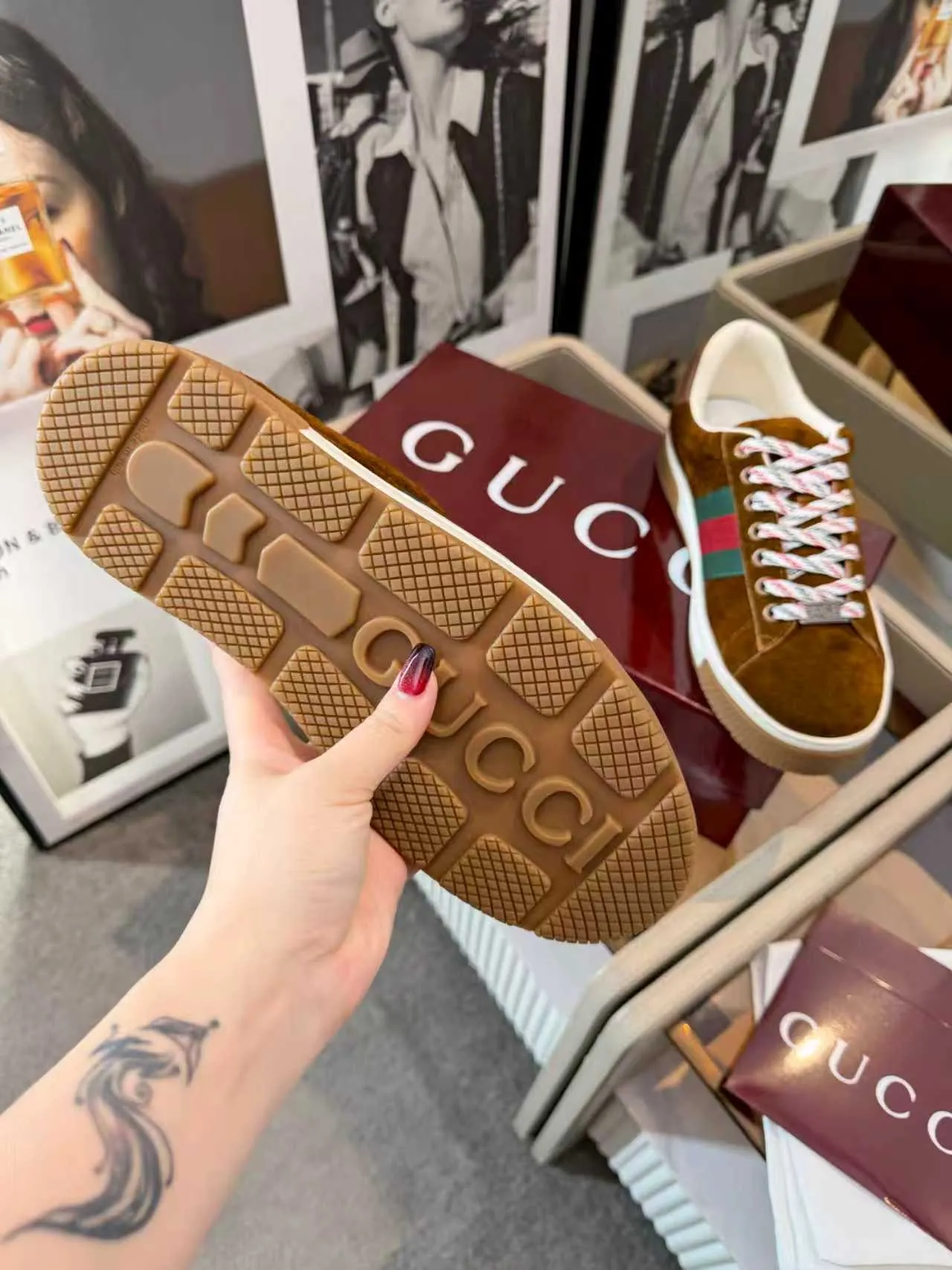 [G Home] P: 580💰 Men's model, Sizs: 39-44 (customized at 45) GUCCI classic design, casual elements, catwalk model. This pair of top-quality GUCCI shoes, with pure white as the main tone, shows elegance. The iconic red and green webbing embellishment instantly demonstrates the brand's charm and trendy attitude without the need for too many words. The upper material is delicate and feels comfortable, making every step feel like walking on the clouds. Exquisite details, such as shiny decorations and unique metal buckles on the shoes, add highlights to the overall look, giving off a unique brilliance inadvertently. Whether paired with casual jeans for a casual look or paired with a simple dress for a gentle and romantic look, it can be easily worn and becomes a versatile item in your wardrobe. Choose it and embark on a journey that combines style and comfort, making every trip a fashion show.